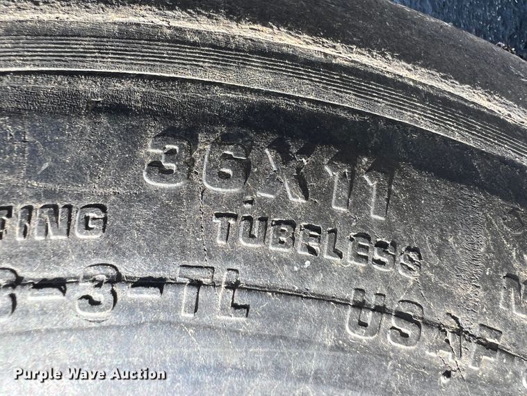 image for item IA9226 2002 New Holland TS100  tractor