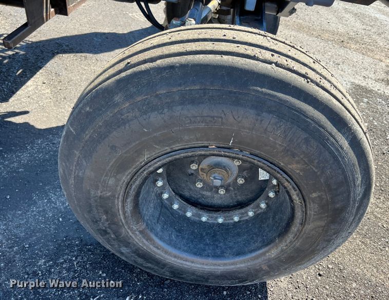 image for item IA9226 2002 New Holland TS100  tractor