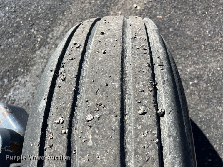 image for item IA9226 2002 New Holland TS100  tractor