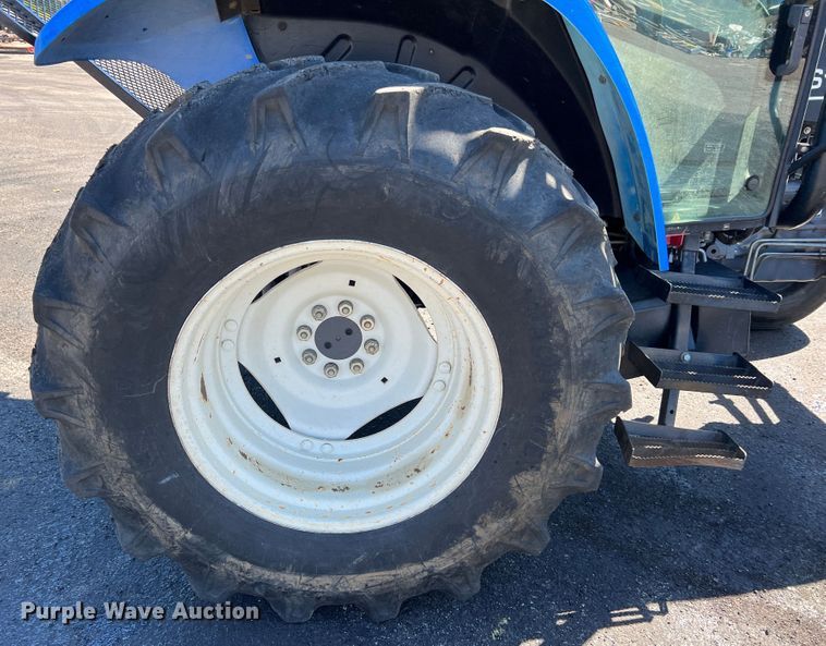 image for item IA9226 2002 New Holland TS100  tractor