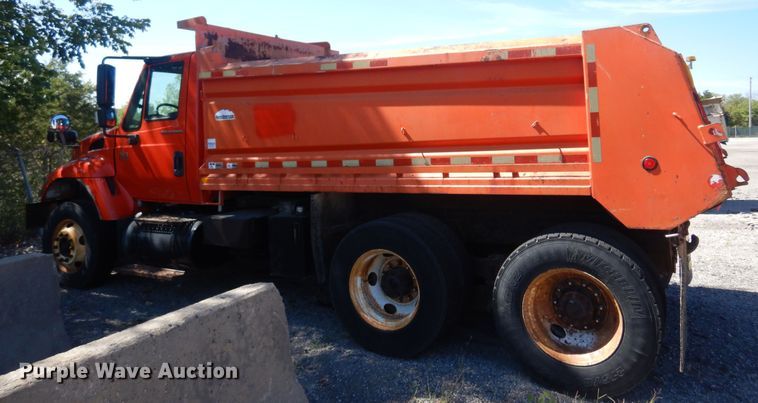 image for item JA9715 2005 International 7400  dump truck