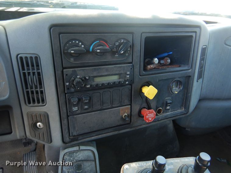 image for item JA9715 2005 International 7400  dump truck