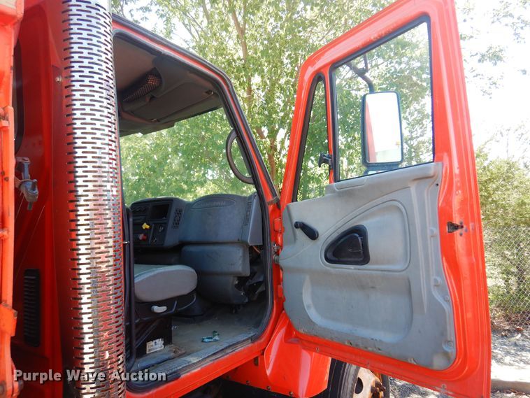 image for item JA9715 2005 International 7400  dump truck