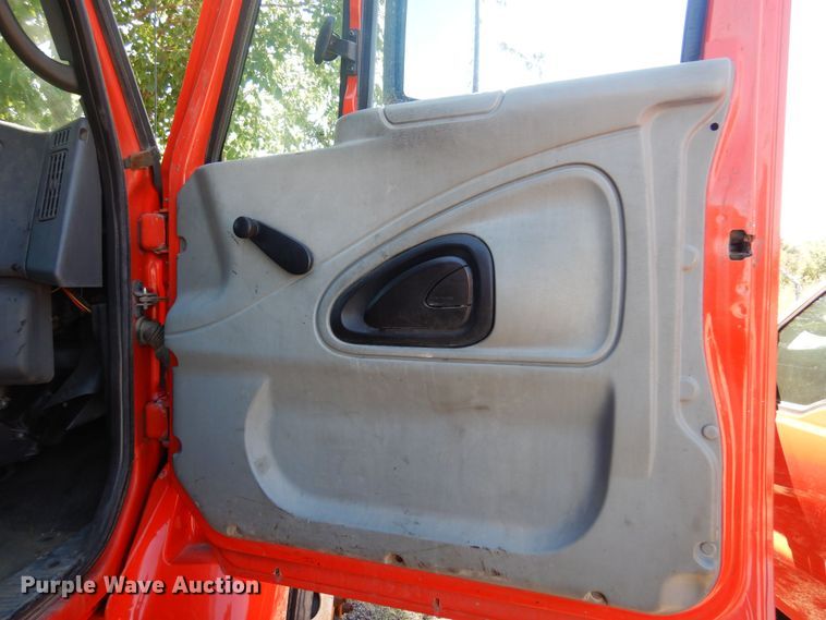 image for item JA9715 2005 International 7400  dump truck