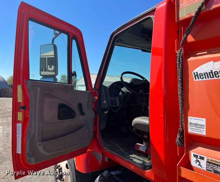 image for item JA9724 2005 International 7400  dump truck