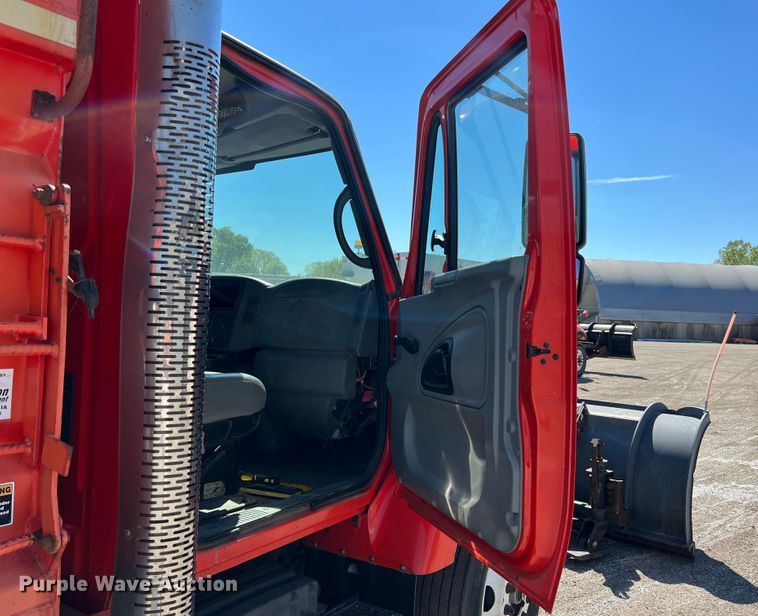 image for item JA9724 2005 International 7400  dump truck