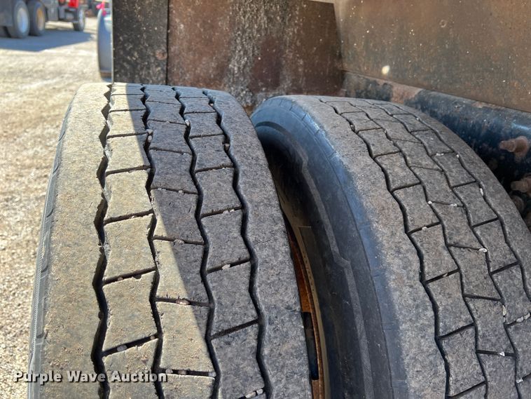 image for item JA9724 2005 International 7400  dump truck