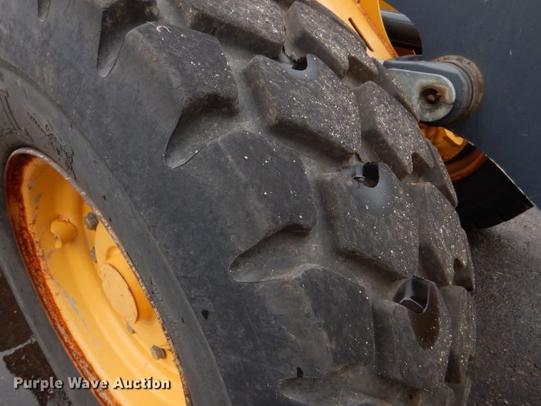 image for item LU9561 2006 John Deere 444J  wheel loader