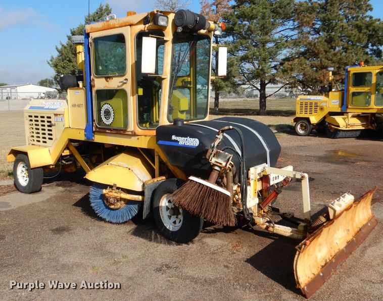 image for item LU9564 2007 Superior Broom DT80CT broom