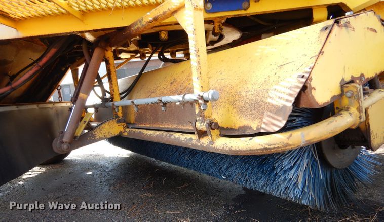 image for item LU9564 2007 Superior Broom DT80CT broom