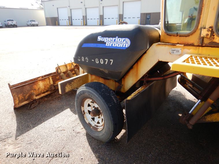 image for item LU9564 2007 Superior Broom DT80CT broom