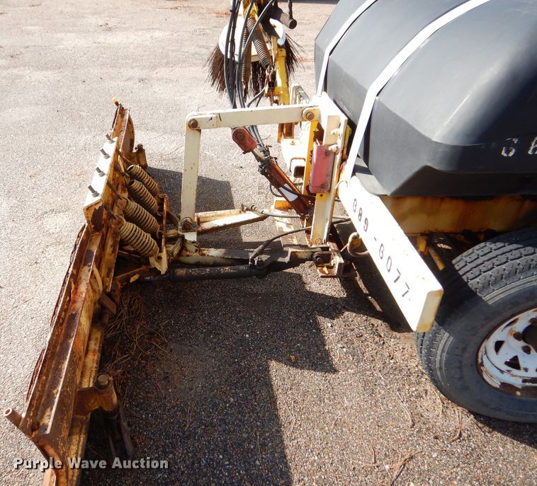 image for item LU9564 2007 Superior Broom DT80CT broom