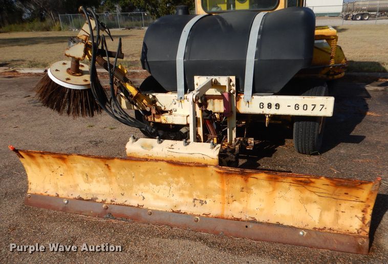 image for item LU9564 2007 Superior Broom DT80CT broom