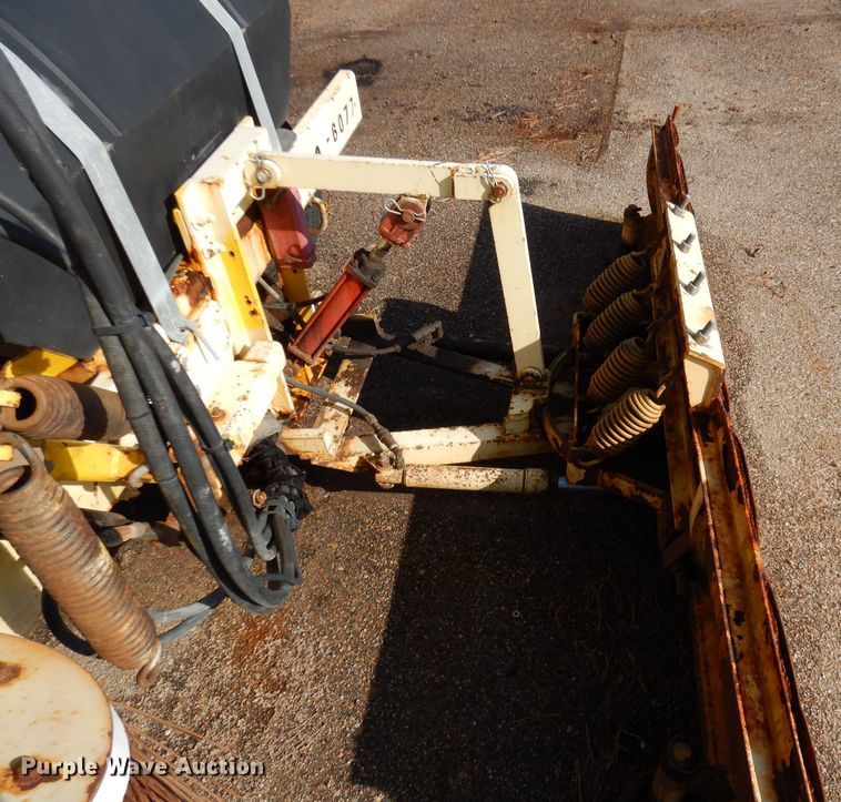 image for item LU9564 2007 Superior Broom DT80CT broom