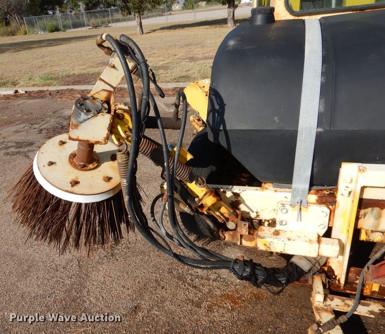 image for item LU9564 2007 Superior Broom DT80CT broom