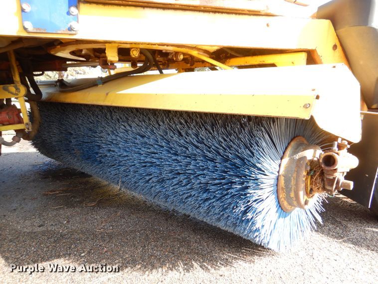 image for item LU9564 2007 Superior Broom DT80CT broom