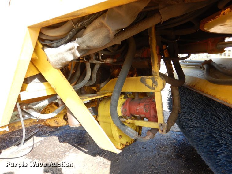 image for item LU9564 2007 Superior Broom DT80CT broom