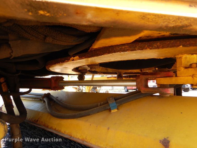 image for item LU9564 2007 Superior Broom DT80CT broom