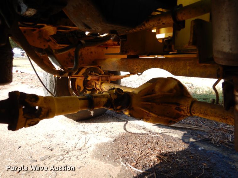 image for item LU9564 2007 Superior Broom DT80CT broom