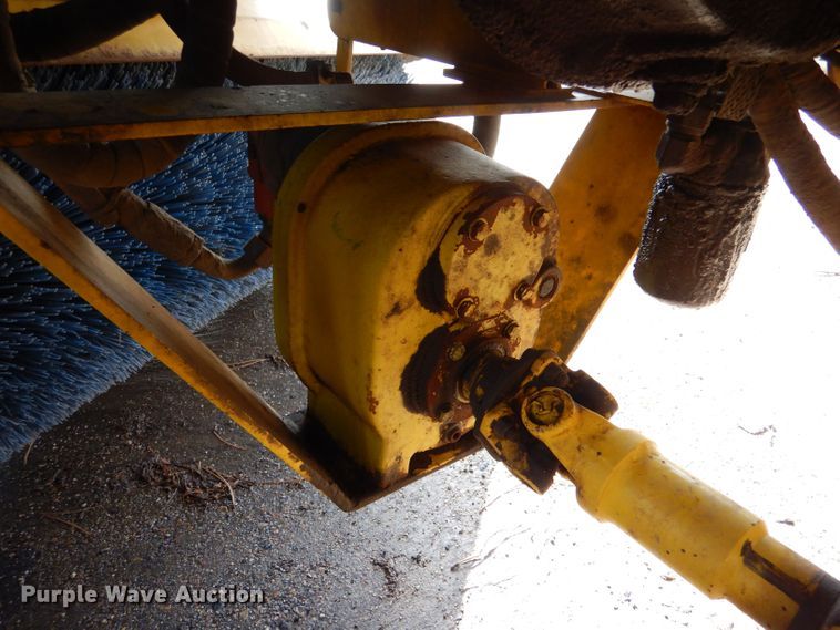 image for item LU9564 2007 Superior Broom DT80CT broom