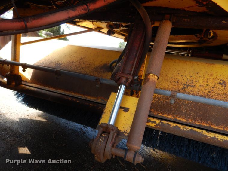 image for item LU9564 2007 Superior Broom DT80CT broom