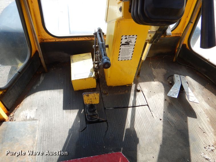 image for item LU9564 2007 Superior Broom DT80CT broom