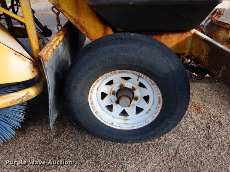 image for item LU9564 2007 Superior Broom DT80CT broom