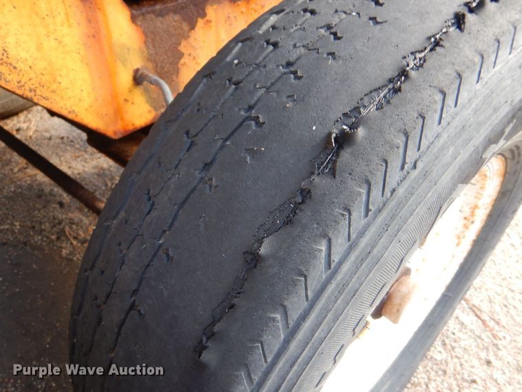 image for item LU9564 2007 Superior Broom DT80CT broom