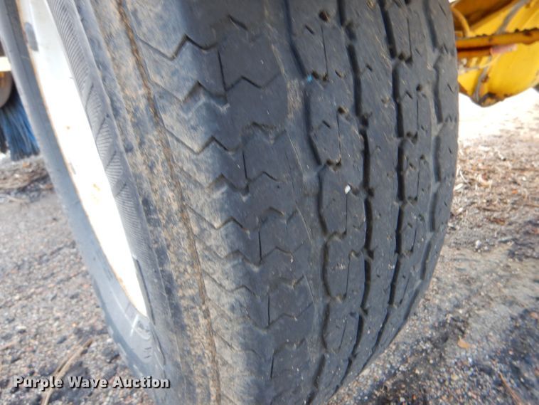 image for item LU9564 2007 Superior Broom DT80CT broom