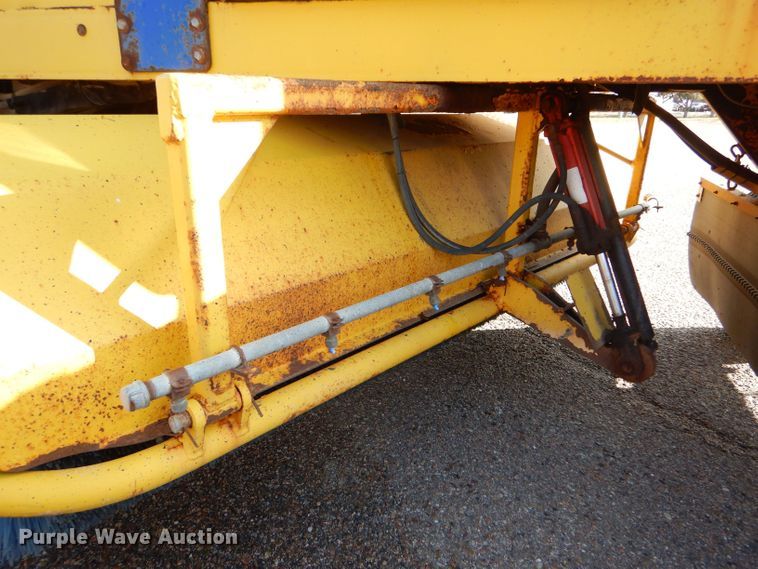 image for item LU9565 2010 Superior Broom DT80-J broom