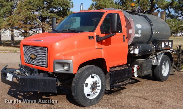 image for item LU9566 2005 Chevrolet C7500  oil distributor truck