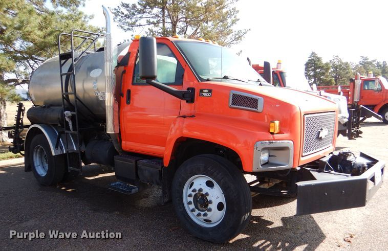 image for item LU9566 2005 Chevrolet C7500  oil distributor truck