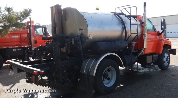 image for item LU9566 2005 Chevrolet C7500  oil distributor truck