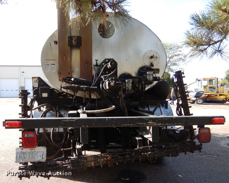 image for item LU9566 2005 Chevrolet C7500  oil distributor truck