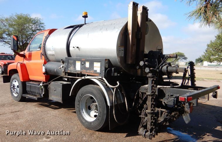 image for item LU9566 2005 Chevrolet C7500  oil distributor truck