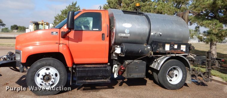 image for item LU9566 2005 Chevrolet C7500  oil distributor truck