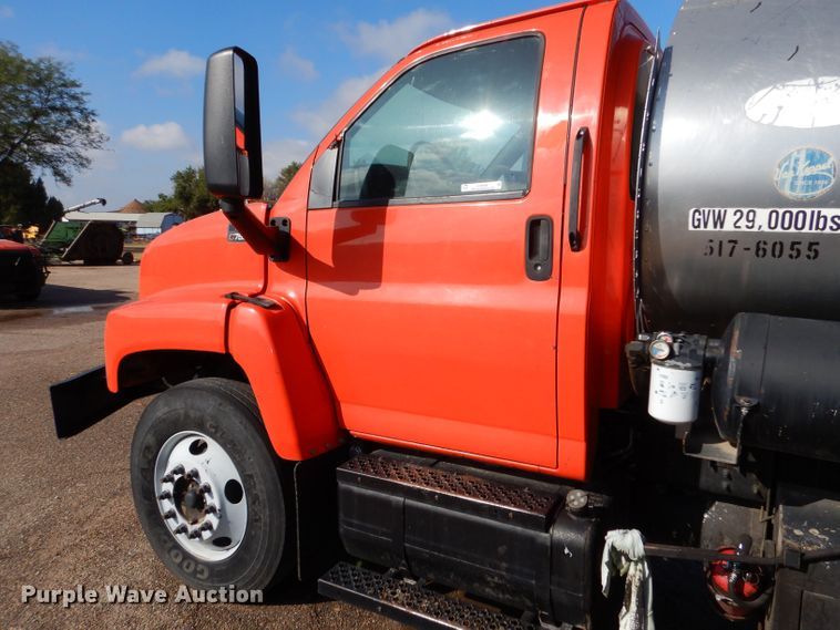 image for item LU9566 2005 Chevrolet C7500  oil distributor truck