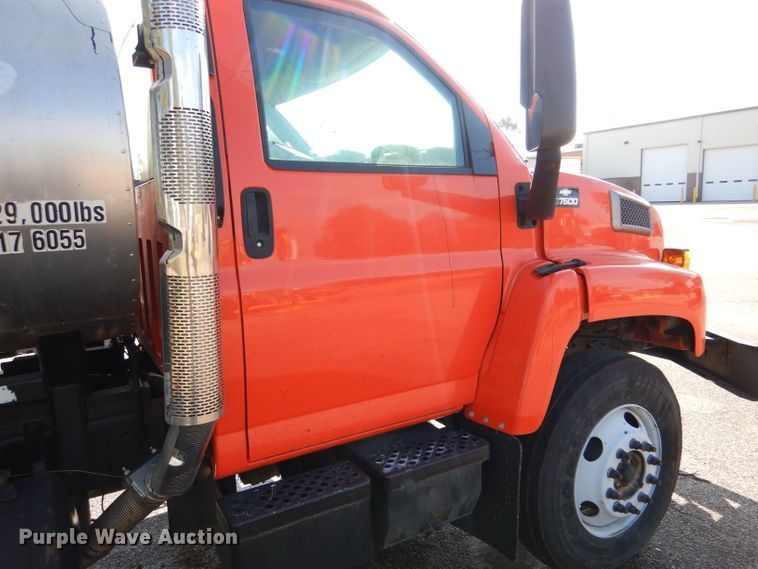 image for item LU9566 2005 Chevrolet C7500  oil distributor truck