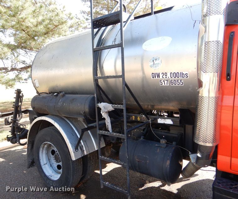 image for item LU9566 2005 Chevrolet C7500  oil distributor truck