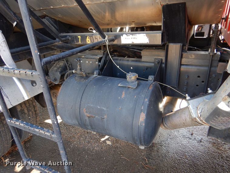 image for item LU9566 2005 Chevrolet C7500  oil distributor truck