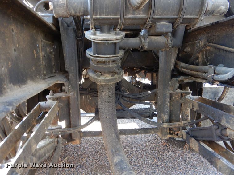 image for item LU9566 2005 Chevrolet C7500  oil distributor truck