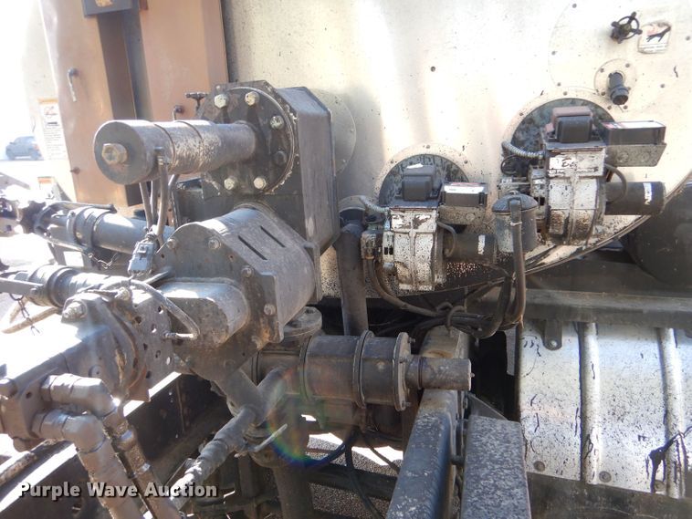 image for item LU9566 2005 Chevrolet C7500  oil distributor truck