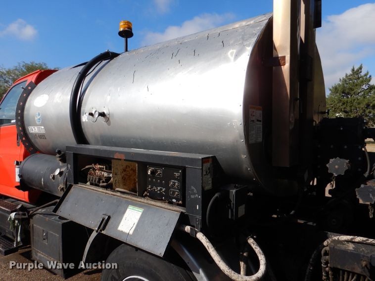 image for item LU9566 2005 Chevrolet C7500  oil distributor truck