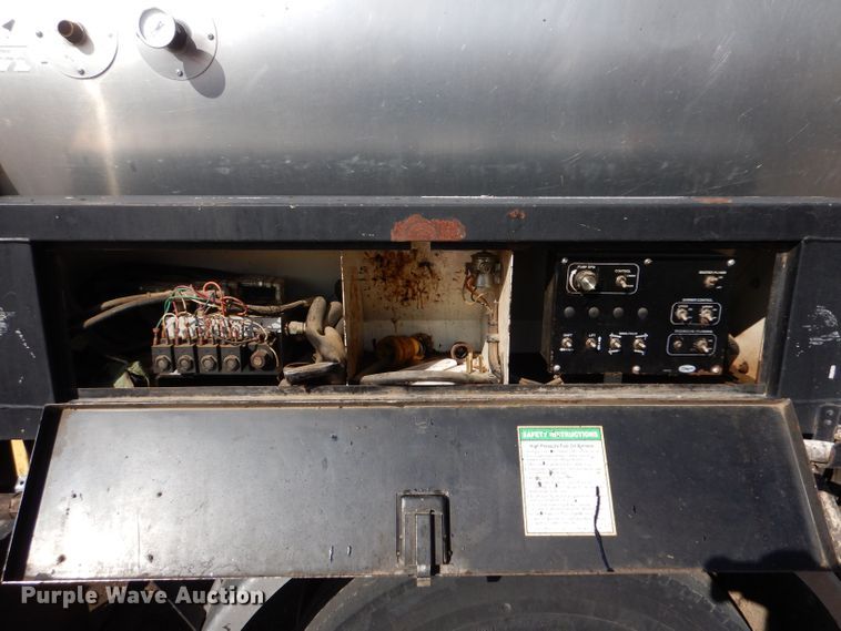 image for item LU9566 2005 Chevrolet C7500  oil distributor truck