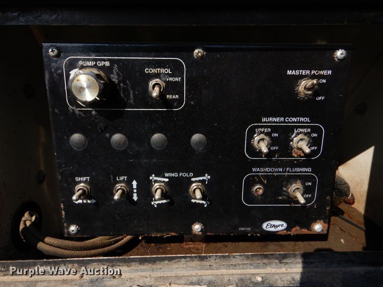 image for item LU9566 2005 Chevrolet C7500  oil distributor truck