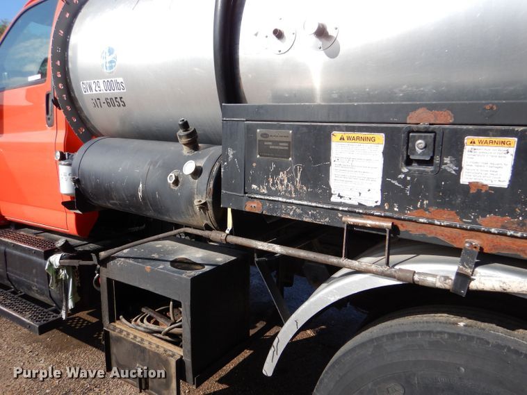 image for item LU9566 2005 Chevrolet C7500  oil distributor truck