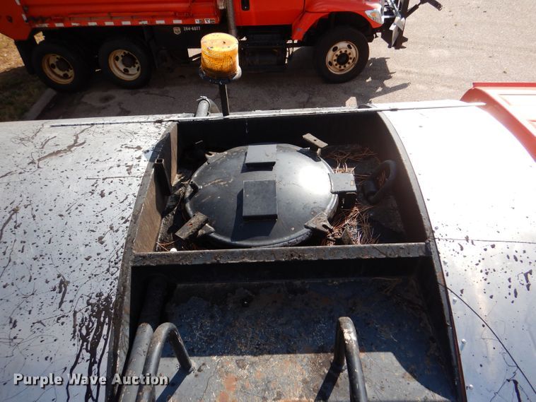 image for item LU9566 2005 Chevrolet C7500  oil distributor truck