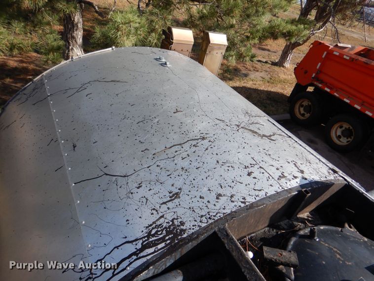 image for item LU9566 2005 Chevrolet C7500  oil distributor truck