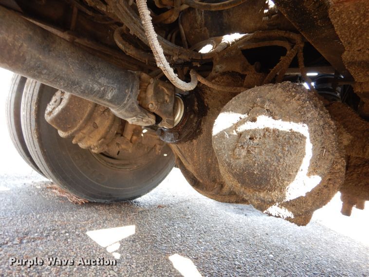 image for item LU9566 2005 Chevrolet C7500  oil distributor truck