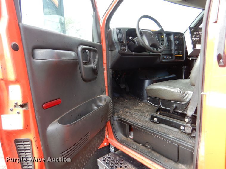 image for item LU9566 2005 Chevrolet C7500  oil distributor truck